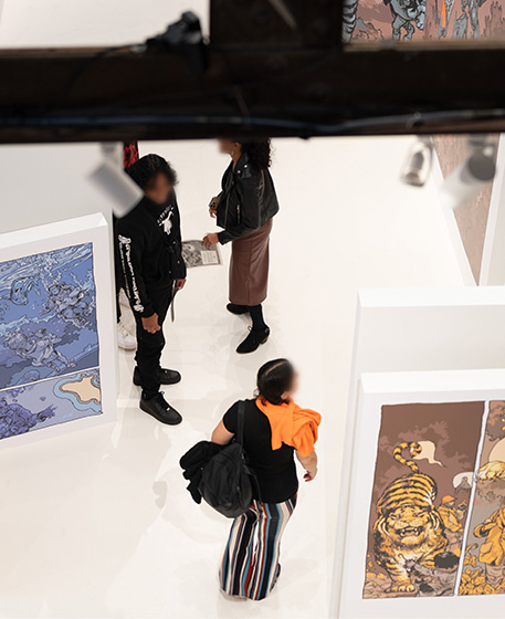 エキシビション会場内、寺田克也によるマンガ『Walkers』の展示ゾーンに来場者が賑わう様子を、2階から見下ろした写真。