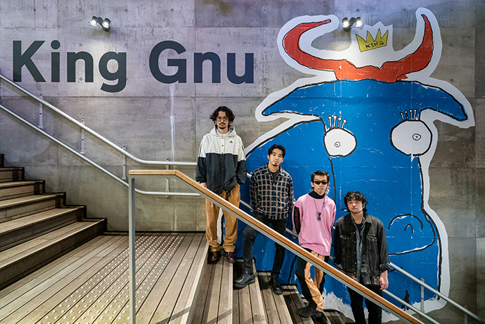 Ginza Sony Parkの階段に並んで立つKing Gnuのメンバー
