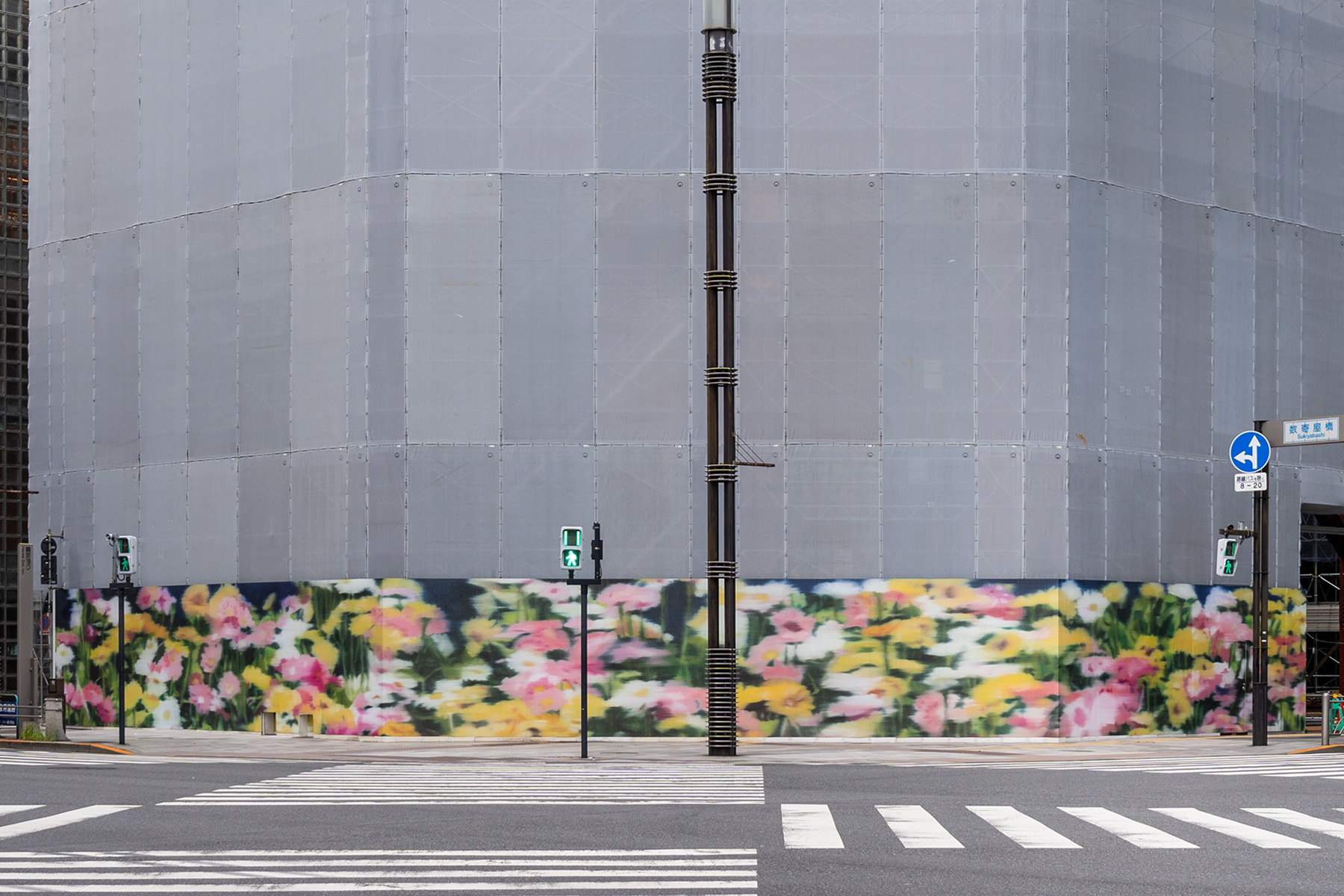 Wall art by Koji Yamaguchi that faces the Sukiyabashi Crossing