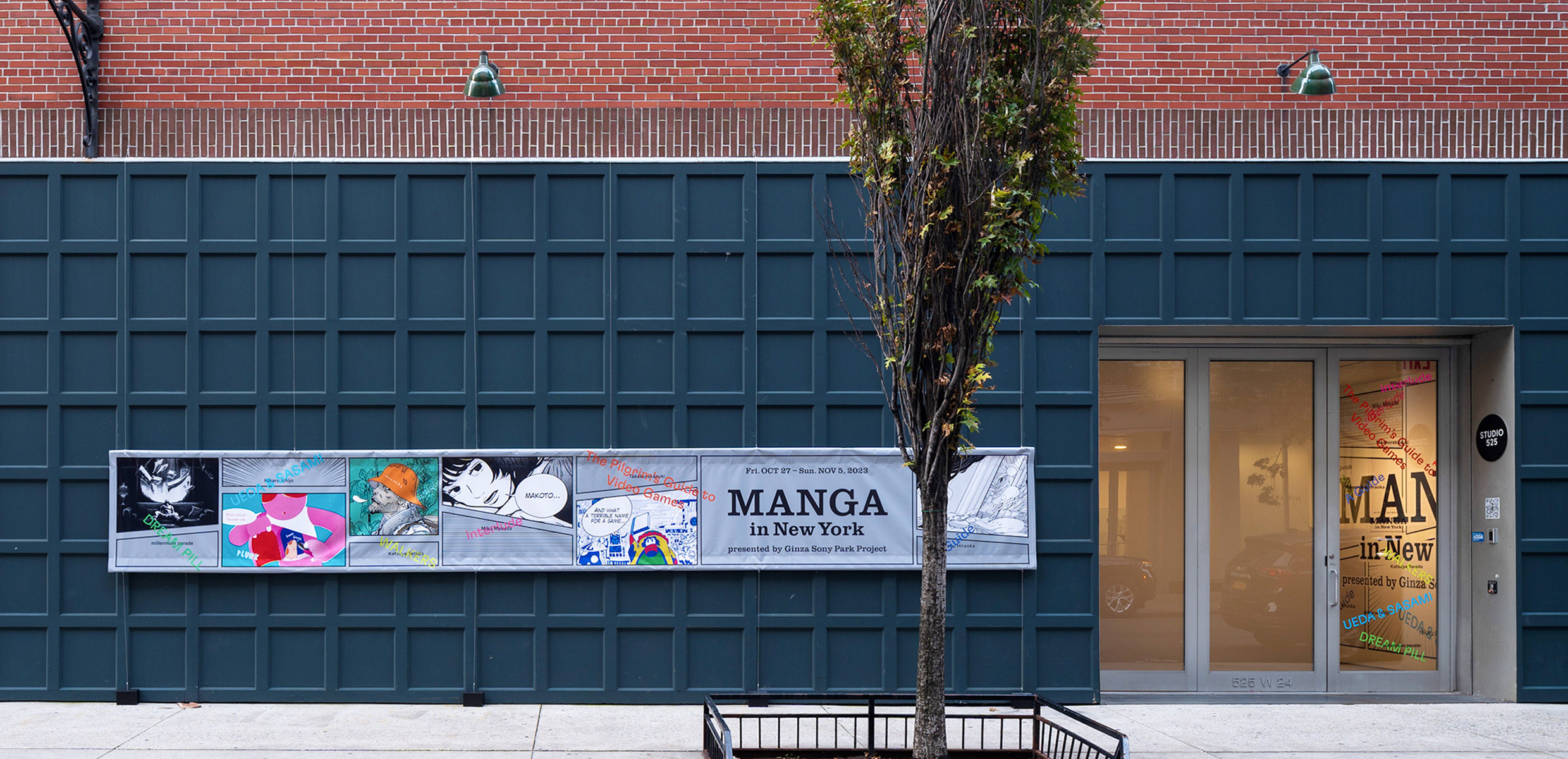 エキシビション『Manga in New York』が行われた会場の外観、入り口。濃緑のタイルの壁面に、Manga in New Yorkの看板が吊り下がっている。