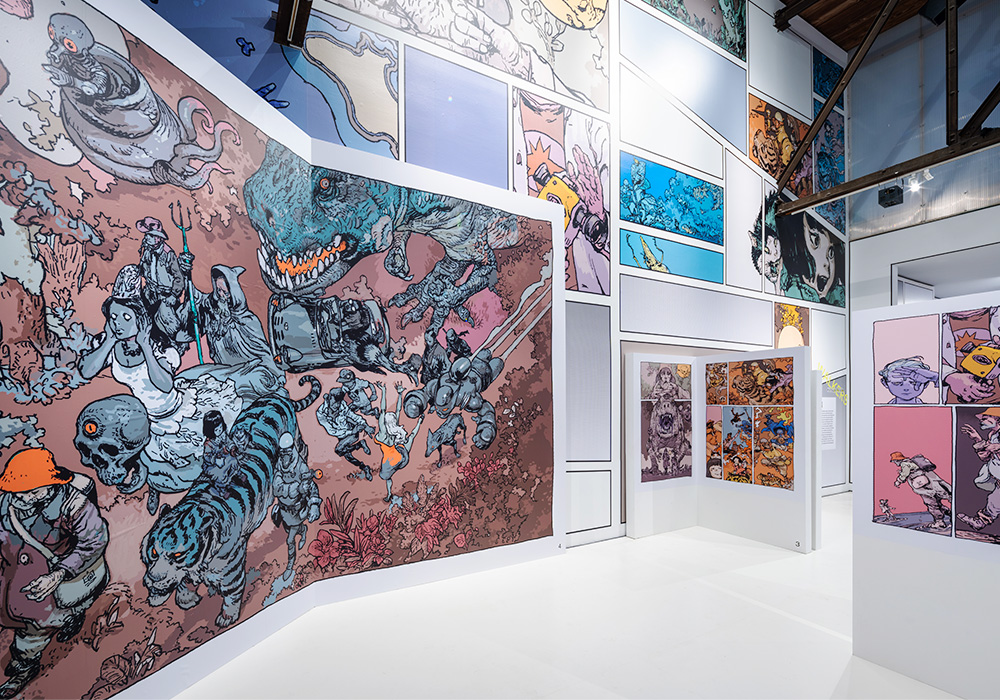 エキシビション会場内、寺田克也によるマンガ『Walkers』の展示ゾーン。マンガのページやコマが大きく壁面に掲出されている。