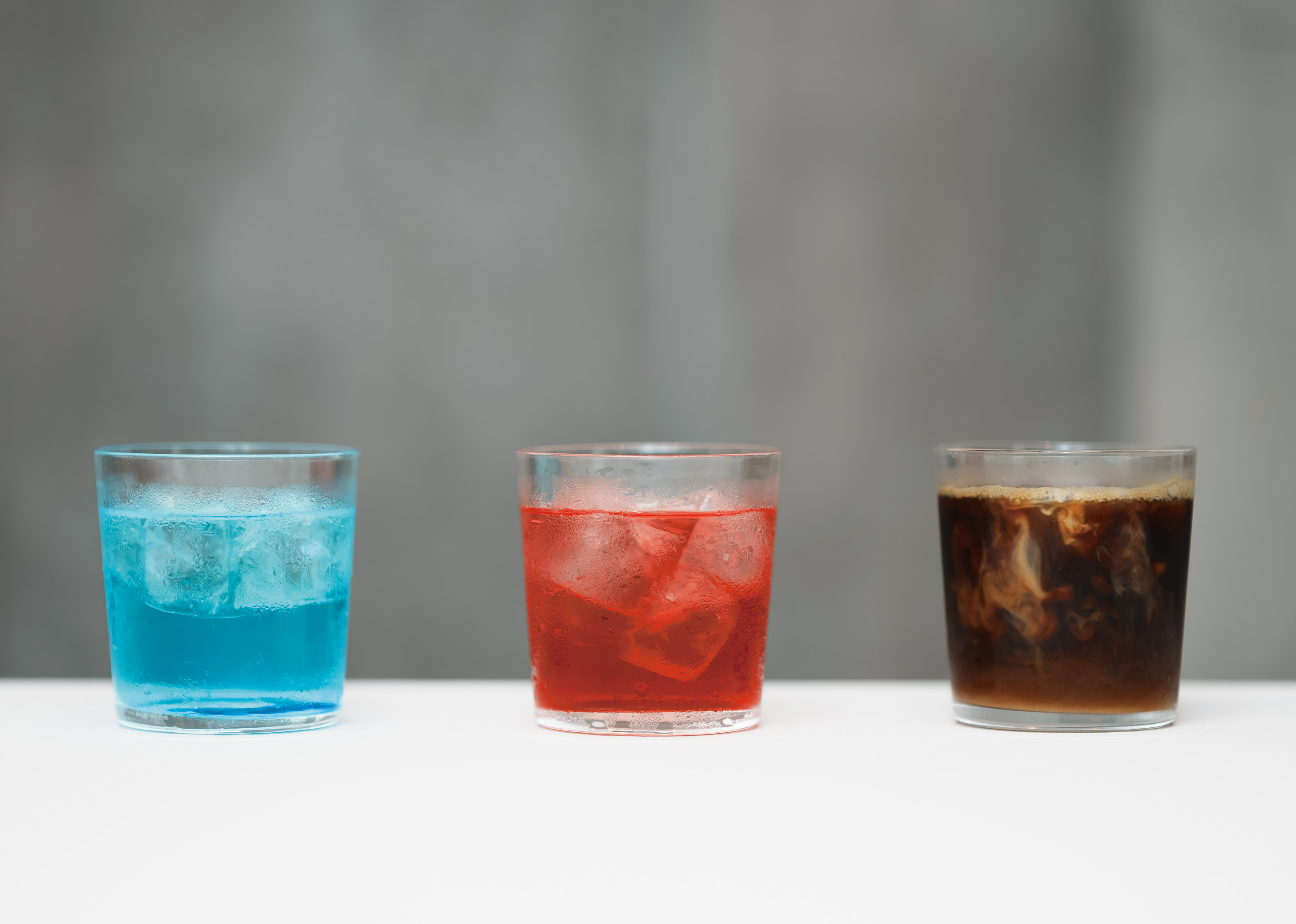 「蒼のコンブチャ」、「紅のハイビスカスブレンド」、「黒のコールドブリュー」の飲料写真。