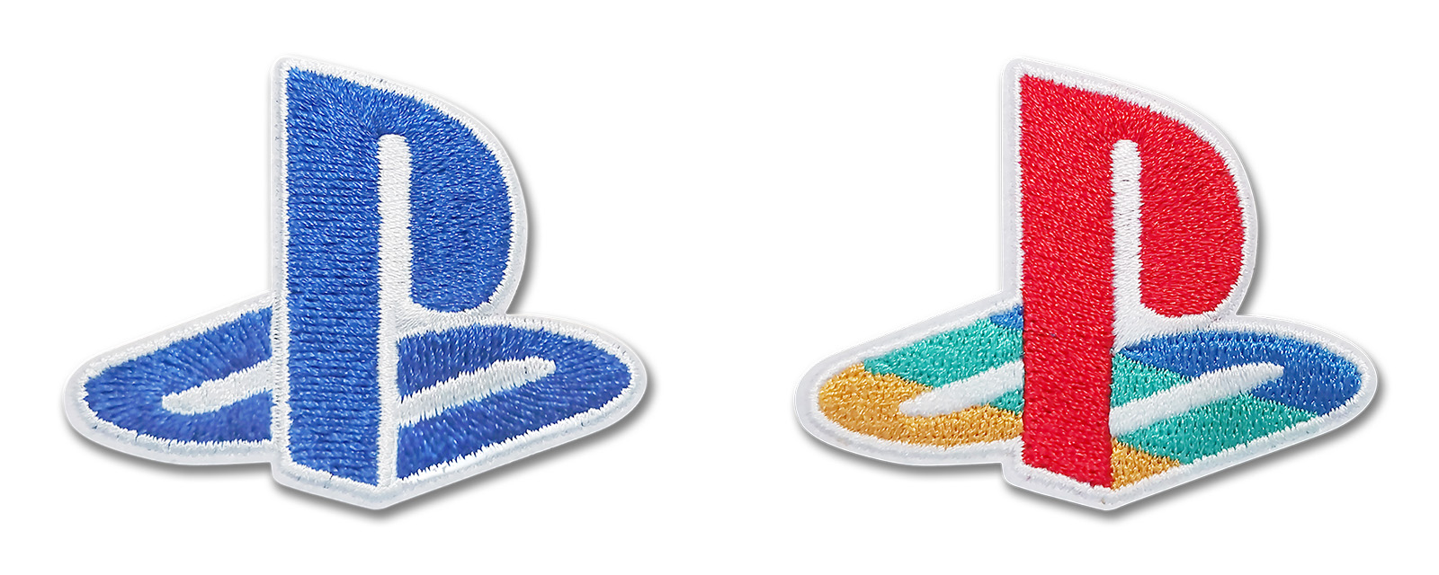 「オリジナルワッペンシール」の画像。左は青一色のシンプルなデザイン、右は赤・黄・緑・青で構成された初代PlayStationのファミリーマークのカラーロゴを再現している。