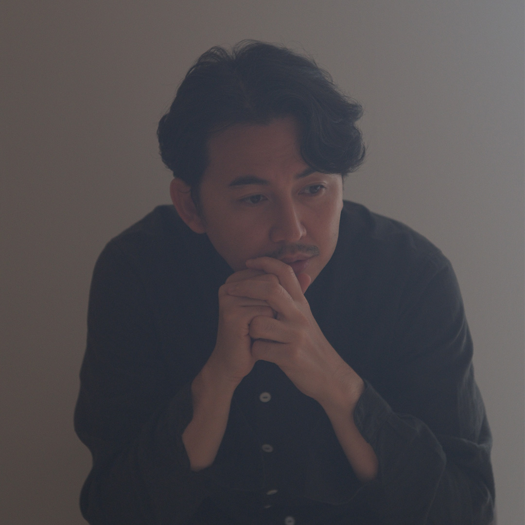 原摩利彦のアーティスト写真。