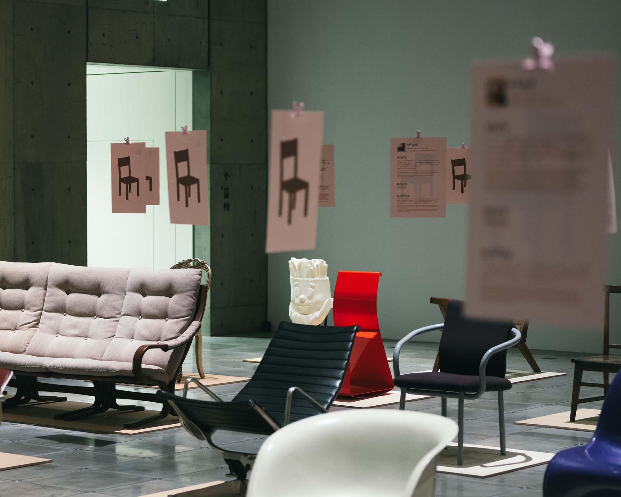 Inside Ginza Sony Park, various chairs are evenly arranged beneath suspended panels, creating a quiet dialogue between design and space.