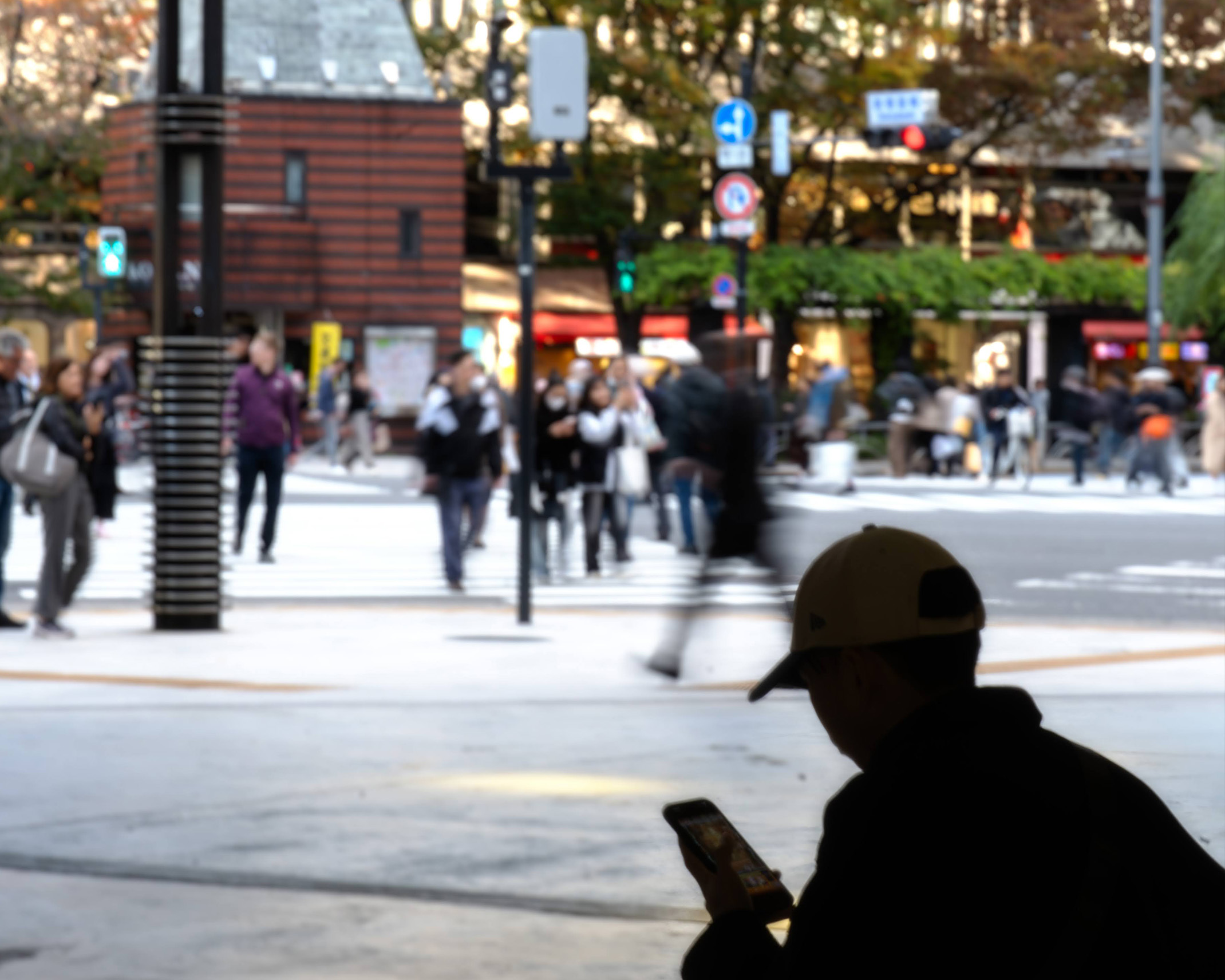 Ginza Sony Parkから銀座の街を望む。屋内外が連続し、人々と都市の動きが重なり合う。