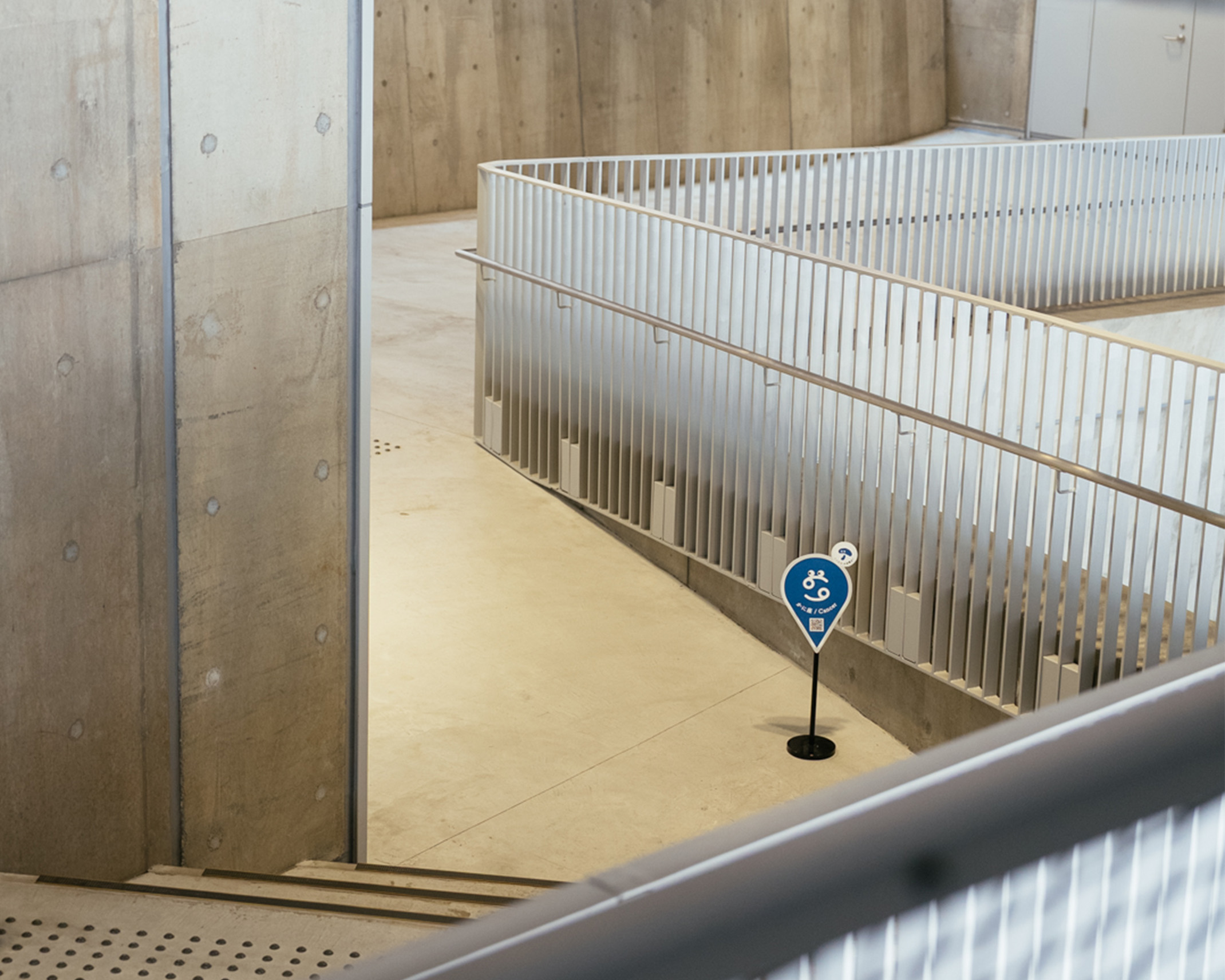 The spatial horoscope sign “Cancer” is installed in the concrete atrium space of Ginza Sony Park.