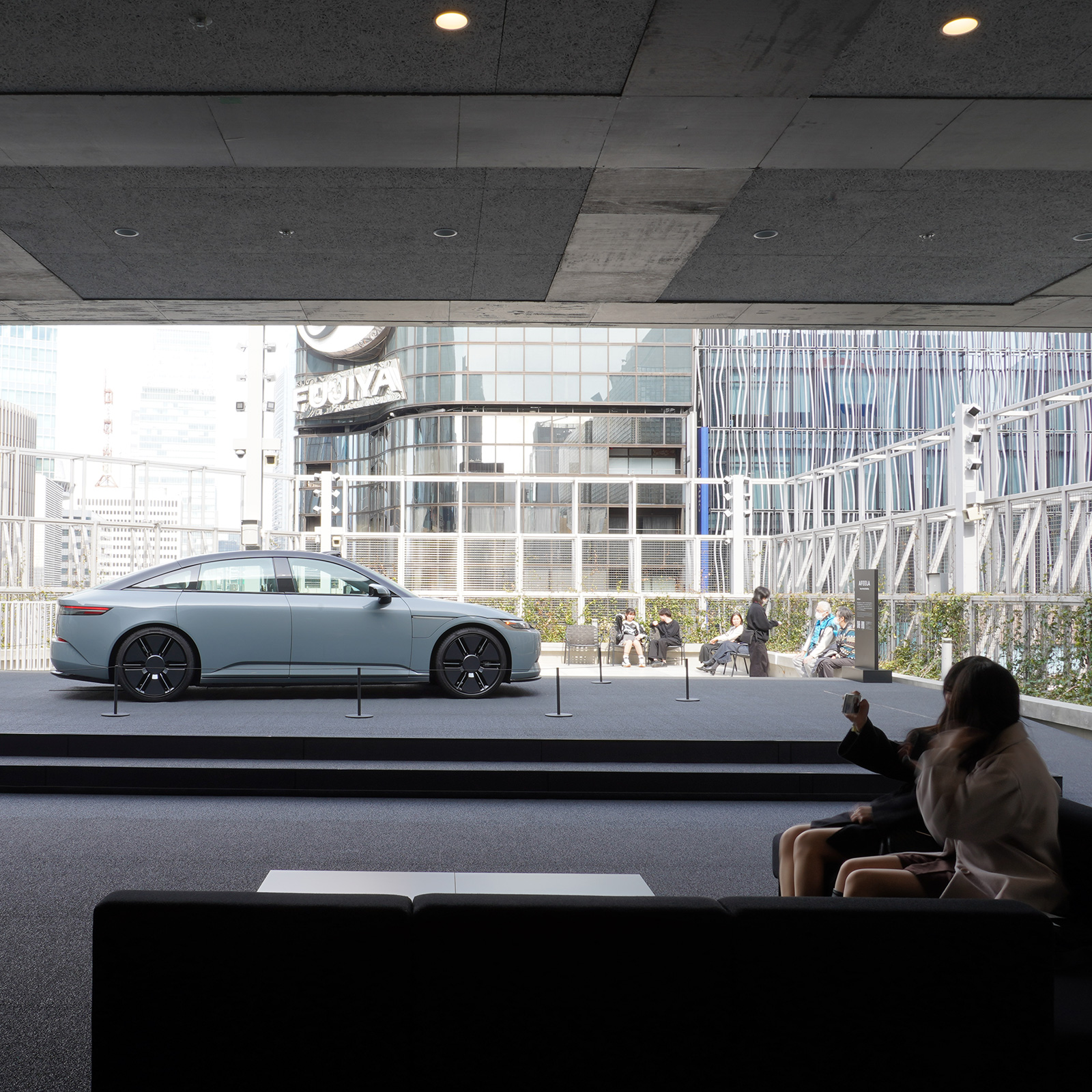 Ginza Sony Parkの屋上に展示された車。手前にソファでくつろぐ人々。